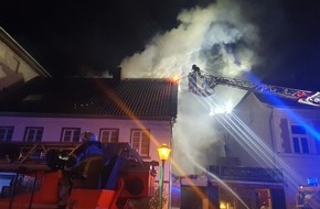 Feuerwehr Essen: FW-E: Dachstuhlbrand in einem Fachwerkhaus - langwieriger Einsatz der Feuerwehr