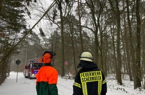 Feuerwehr Schermbeck: FW-Schermbeck: Baum drohte auf Fahrbahn zu fallen