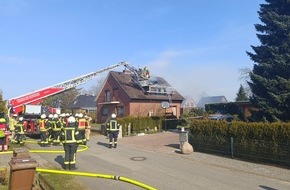 Polizeiinspektion Stade: POL-STD: Dachstuhlbrand in Nindorf - Großalarm für die Feuerwehren in der Samtgemeinde Apensen, Unfall im Rüstjer Forst - Polizei sucht Zeugen