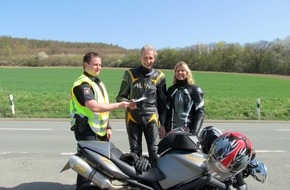 Polizeiinspektion Hameln-Pyrmont/Holzminden: POL-HOL: Polizeikommissariat Holzminden mit 12 Beamten am Wochenende im Einsatz: Zielrichtung: Die besonderen Unfallgefahren für Biker aufzeigen - Gespräche und Verteilung von Flyer im Vordergrund -