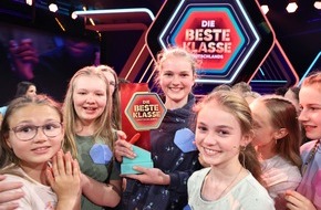 KiKA - Der Kinderkanal ARD/ZDF: Schulklasse 7C vom Bertolt-Brecht-Gymnasium aus Schwarzenberg ist "Die beste Klasse Deutschlands" / Cleveres Schulteam aus Sachsen gewinnt das Superfinale der Herbststaffel