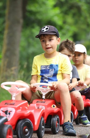 Bad Wildbad schreibt Weltrekordgeschichte mit der »längste zusammenhängende Bobby Car-Kette« der Welt (183 Bobbycars)