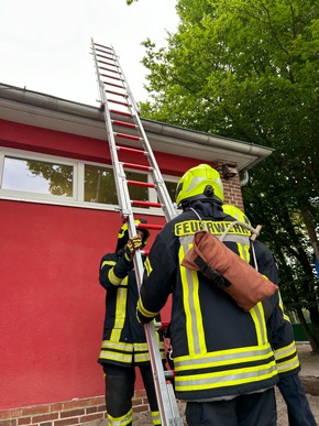 FW Wathlingen: Einsatzübung in der Grundschule Nienhagen - Ortsfeuerwehren Nienhagen und Wathlingen üben das Vorgehen
