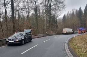 Polizeiinspektion Hameln-Pyrmont/Holzminden: POL-HOL: Lieferwagenfahrer unterschätzt Geschwindigkeit im Kurvenbereich