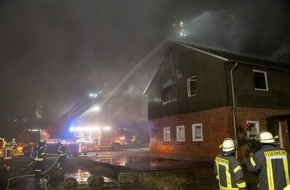 Kreisfeuerwehrverband Rendsburg-Eckernf&ouml;rde: FW-RD: Feuer im Mehrfamilienhaus in Emkendorf