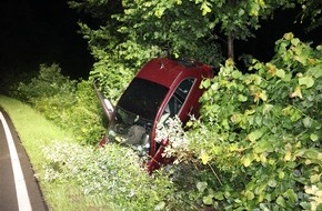 Kreispolizeibehörde Herford: POL-HF: Fiat landet im Straßengraben - 26-Jähriger fährt unter Alkoholeinfluss