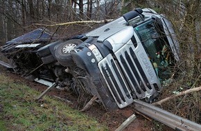 Polizeipräsidium Westpfalz: POL-PPWP: Umgefallener Lkw auf B 10