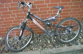 Polizeiinspektion Hildesheim: POL-HI: Taxi kollidiert mit herrenlosem Fahrrad - jetzt mit Foto
