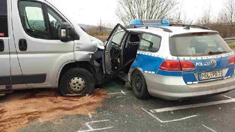 Polizeiinspektion Hameln-Pyrmont/Holzminden: POL-HOL: Bundesstraße 64 - Umgehung Allersheim: Zusammenstoß mit Funkstreifenwagen - 25.000,-- EUR Sachschaden -