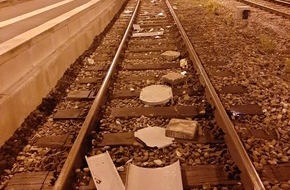 Bundespolizeiinspektion Bad Bentheim: BPOL-BadBentheim: Regionalbahn überfährt ins Gleis geworfenen Mülleimer