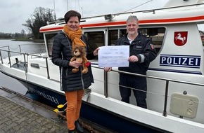 Polizeiinspektion Emsland/Grafschaft Bentheim: POL-EL: Lingen - Wasserschutzpolizei übergibt Scheck i.h.v. 1.000 Euro an den Verein Kinderhospiz Löwenherz e.V.