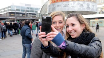 ZDFinfo: Was ist so toll an Selfies? / ZDFinfo geht im Netzkultur-Format "15 Minutes of Fame" dem Selbstfotografier-Hype der Generation Smartphone nach
