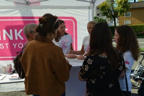 Brustkrebs-Aufklärung im PINK CUBE heute vor dem Mythen Center in Schwyz - Medienmitteilung und FOTOS