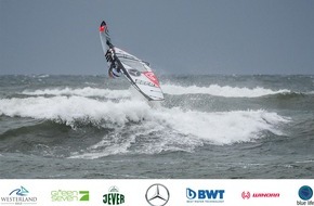 Act Agency GmbH: Kielerin Lina Erpenstein wird Dritte - Sylt überzeugt beim Mercedes-Benz Windsurf World Cup mit guten Bedingungen für Freestyle und Wave am ersten Wettkampftag