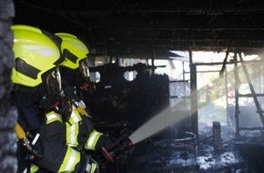 Kreisfeuerwehrverband Rendsburg-Eckernförde: FW-RD: Brennende Scheune löst Großeinsatz aus - 80 Einsatzkräfte in Groß Buchwald im Einsatz