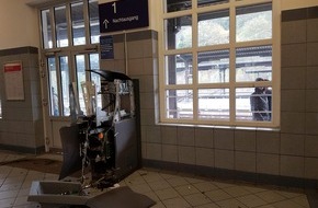 Polizeipräsidium Mittelhessen - Pressestelle Lahn - Dill: POL-LDK: Geldautomat im Bahnhof gesprengt / Polizei bittet um Mithilfe