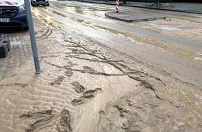 Feuerwehr Essen: FW-E: Wasserrohrbruch im Ostviertel, Krater in der "Eisernen Hand", mehrere Keller vollgelaufen