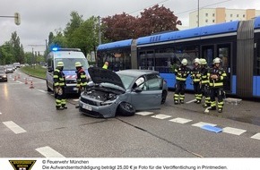 Feuerwehr München: FW-M: Pkw kollidiert mit Tram (Bogenhausen)