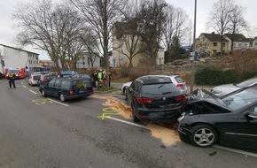 Feuerwehr Dortmund: FW-DO: Schwerer Verkehrsunfall mit mehreren Verletzten und neun beschädigten Fahrzeugen