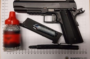 Bundespolizeidirektion Sankt Augustin: BPOL NRW: Bundespolizei stellt geladene Druckluftwaffe und Kubotan bei 18-Jährigem fest