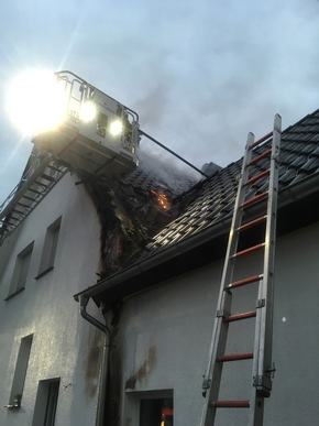 FW Lage: Dachstuhlbrand eines Wohnhauses - 01.01.2017 - 7:53 Uhr