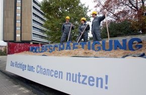 Initiative Neue Soziale Marktwirtschaft (INSM): Pellengahr: "Deutschland kann Vollbeschäftigung!" / Aktion vor der Bundesagentur für Arbeit - INSM schaufelt Vollbeschäftigung frei (mit Bild)