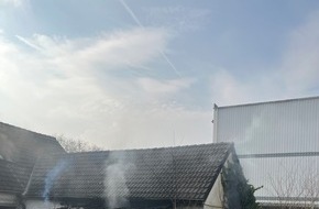 Feuerwehr Oberhausen: FW-OB: Gebäudebrand in Oberhausen-Alsfeld - Feuerwehr im Einsatz