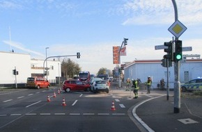 Polizei Rheinisch-Bergischer Kreis: POL-RBK: Rösrath - Zusammenstoß - Zwei Frauen leicht verletzt