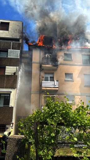 FW-EN: Erstmeldung: Dachstuhlbrand mit Menschenrettung in der Schöntaler Straße - 2 Personen mit Drehleiter gerettet