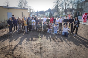 BAUHAUS pflanzt Waldinsel in Bonn