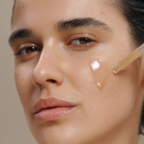 Die neue Produktinnovation: Hydrating Serum Plus – das Feuchtigkeitsserum von Dr. Hauschka mit antioxidativer Wirkung ist effektiver als Hyaluron*.