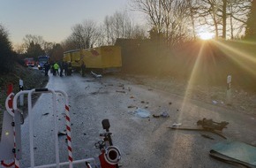 Freiwillige Feuerwehr Menden: FW Menden: Feuerwehr befreit eingeklemmte Person aus LKW