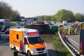 FW Ratingen: schwerer Verkehrsunfall BAB 3 - LKW blockierte zwei Fahrstreifen - Fahrer schwer verletzt - bebildert