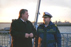 Presse- und Informationszentrum Marine: Deutsche Marine - Pressemeldung: Fotos vom Besuch des Ministerpräsidenten Kurt Beck auf der Fregatte "Rheinland-Pfalz" vor ihrem "Atalanta"-Einsatz