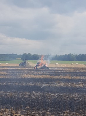 FW-KLE: Brennende Strohpresse führt zu Großeinsatz der Freiwilligen Feuerwehr Bedburg-Hau