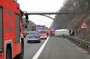 Feuerwehr Essen: FW-E: Alleinunfall eines Transporters, Fahrer schwer verletzt