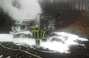 Feuerwehr Essen: FW-E: Brennt Schredder in voller Ausdehnung, Totalschaden