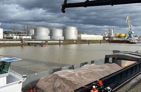 Polizeipr&auml;sidium Einsatz, Logistik und Technik: PP-ELT: Leckage an G&uuml;termotorschiff im Hafen Andernach