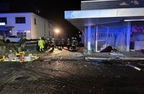 Freiwillige Feuerwehr Olsberg: FF Olsberg: PKW durchfährt in Olsberg Schaufenster, 3 Männer schwer verletzt
