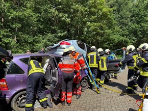FW-AUR: Feuerwehr und Rettungsdienst trainieren komplexe Unfallszenarien