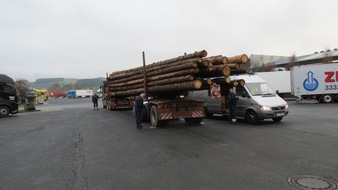 Polizeipräsidium Trier: POL-PPTR: Lastwagen-Kontrolle auf der B 51: Mehr als 15 Tonnen Holz zu viel geladen