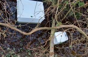 Polizeidirektion Bad Segeberg: POL-SE: Pinneberg - Kühlschrank und Hausmüll im Moordamm abgelagert