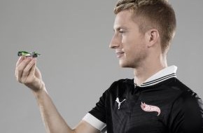 Mattel GmbH: Von schnellen Bällen zu heißen Reifen - Fußball-Nationalspieler Marco Reus kommt als Testimonial von Hot Wheels den Fans ganz nah (BILD)