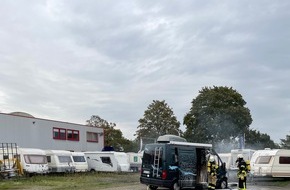 Feuerwehr Xanten: FW Xanten: Camper brennt auf Firmengelände
