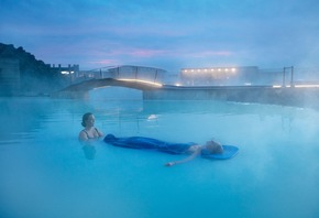 The Retreat at Blue Lagoon Iceland: Midnight Floating zum 30-jährigen Jubiläum der Blauen Lagune