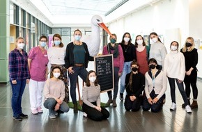 Helios Gesundheit: Das Helios Klinikum Berlin-Buch begrüßt 12 neue Hebammenstudentinnen