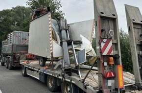 Polizeipräsidium Südosthessen: POL-OF: Über 100.000 Euro Sachschaden: Lkw-Ladekran blieb an Brücke hängen