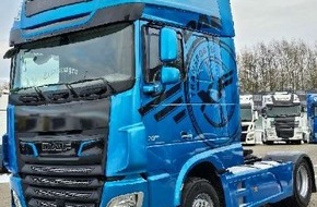 Polizeiinspektion Göttingen: POL-GÖ: (22/2025) Göttingen: Unbekannte stehlen auffällige blaue Sattelzugmaschine von Firmengelände an der Herbert-Quandt-Straße