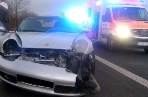 Polizei Minden-Lübbecke: POL-MI: 18-jähriger Porschefahrer gerät ins Schleudern - Zwei verletzte Kinder auf der B65