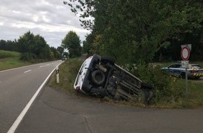 Polizeipräsidium Westpfalz: POL-PPWP: Unfall: Auto landet im Graben